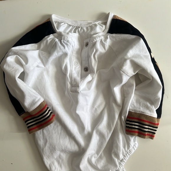 Burberry onesie, long sleeve. I’m perfect condition - Picture 4 of 6